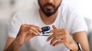 man using pulse oximeter